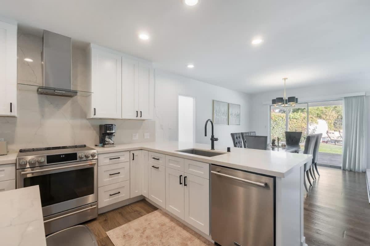 Wexford Hills Poolside Haven Backyard Bbq Holiday home Los Angeles